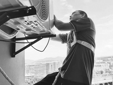 便攜式電動(dòng)葫蘆為高樓空調(diào)安裝工帶來助力